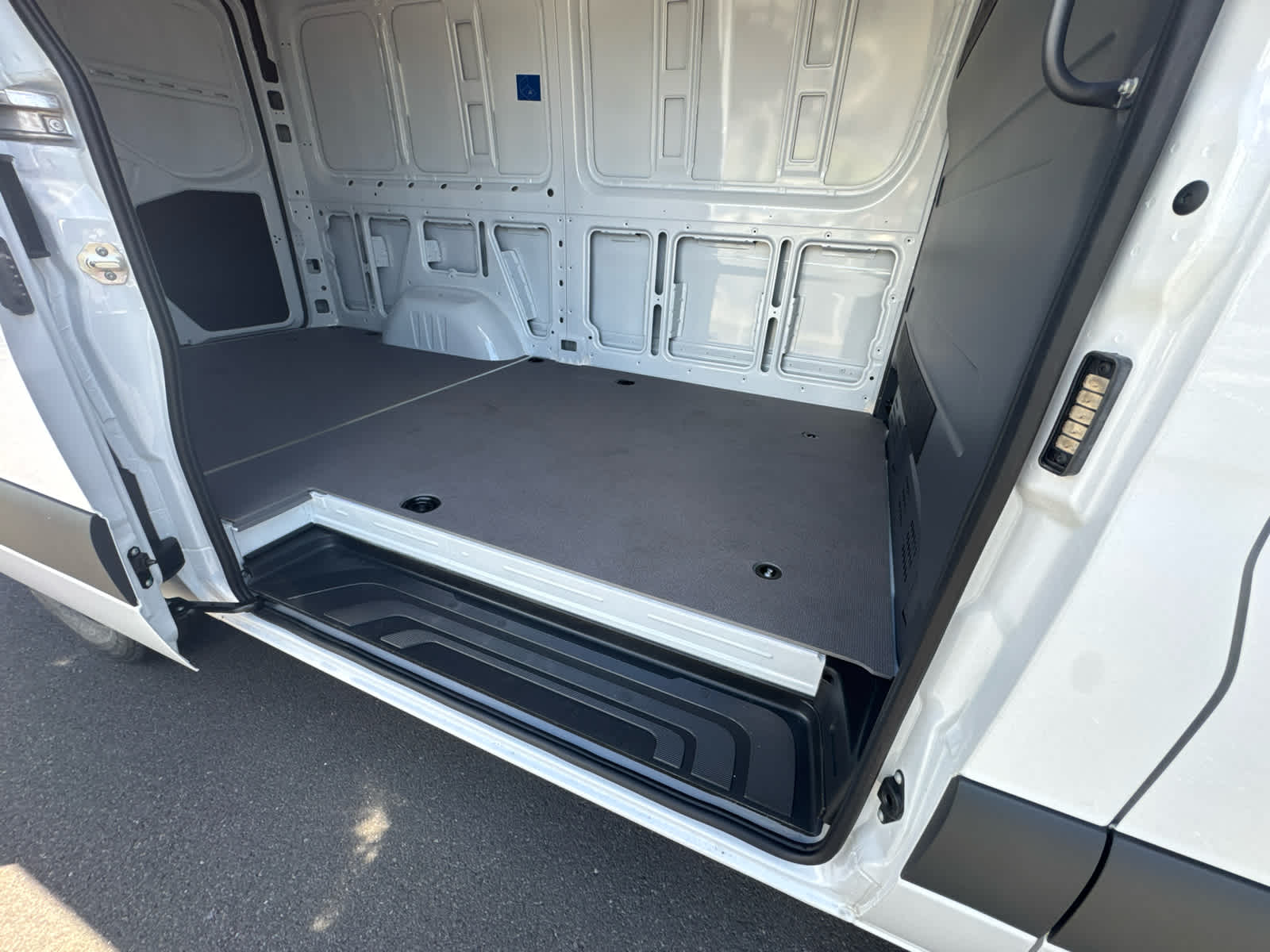 2026 Mercedes-Benz Sprinter 2500 Standard Roof I4 Diesel 144 RWD